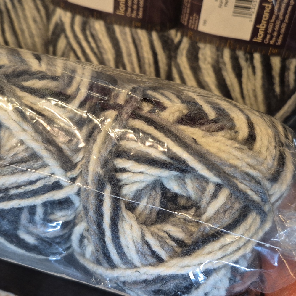 Lion Brand Color Waves ▪︎Newsprint▪︎3.5oz.▪︎x9 Skeins - Picture 5 of 6